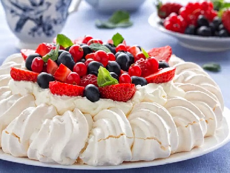 Торта Павлова със сметана, малини, ягоди и боровинки - снимка на рецептата